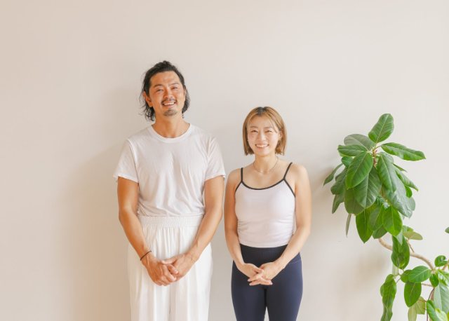 男性講師と女性スタッフ