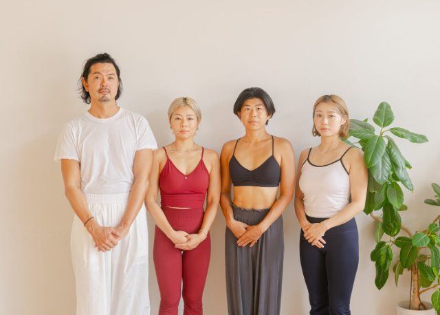 スタッフ4名の集合写真