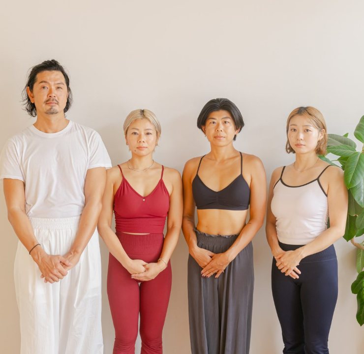 スタッフ4名の集合写真
